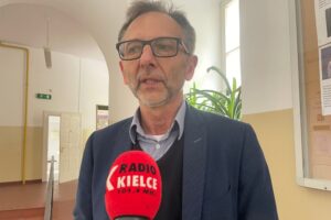 13.05.2025. Sandomierz. I Liceum Ogólnokształcące Collegium Gostomianum. Symulacja wyborów prezydenckich pod hasłem „Młodzi głosują”. Na zdjęciu: Waldemar Białousz nauczyciel historii i wiedzy o społeczeństwie / Fot. Grażyna Szlęzak – Radio Kielce