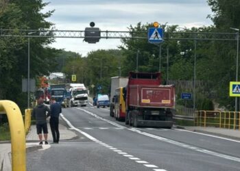 Spore utrudnienia po kolizji dwóch ciężarówek na krajowej „73″
