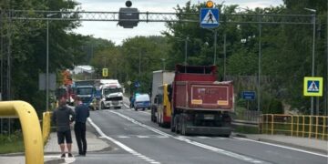 Spore utrudnienia po kolizji dwóch ciężarówek na krajowej „73″