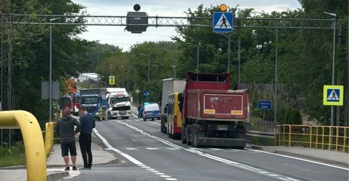 Spore utrudnienia po kolizji dwóch ciężarówek na krajowej „73″