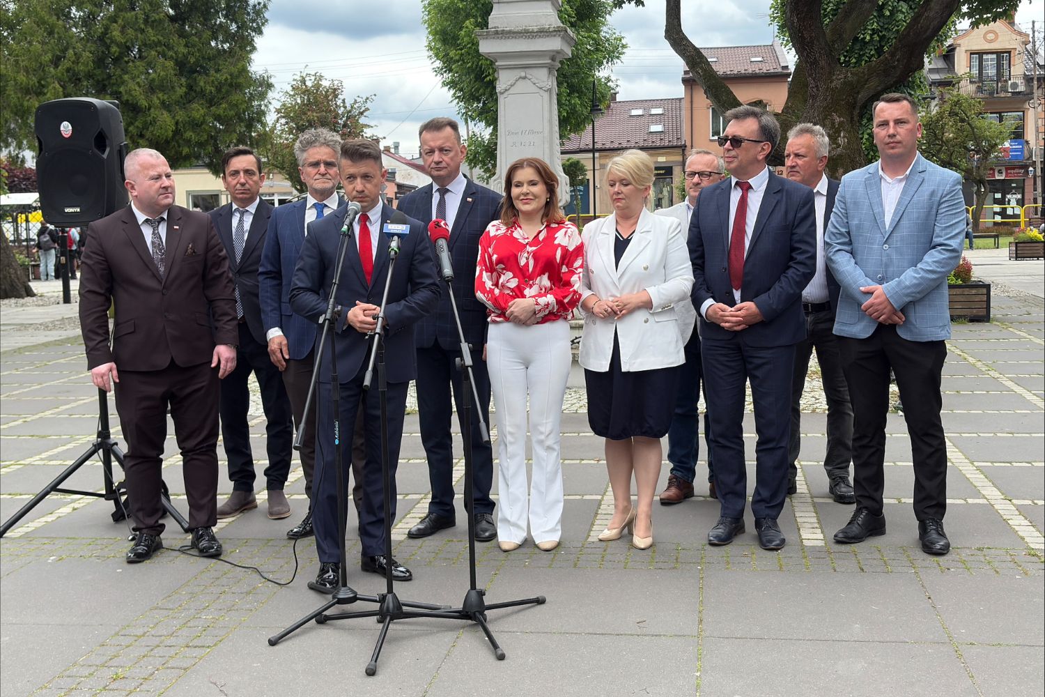 Politycy PiS we Włoszczowie promowali Karola Nawrockiego - Radio Kielce 30.05.2025. Włoszczowa. Politycy PiS wspierają kampanię Karola Nawrockiego / Fot. Jowita Plech - Radio Kielce