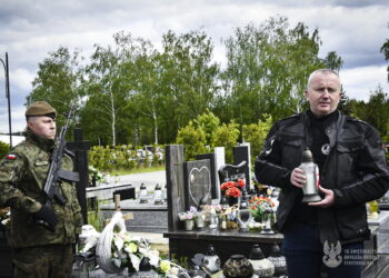 Rajd weteranów dotarł na cmentarze w Jędrzejowie i Cedzynie