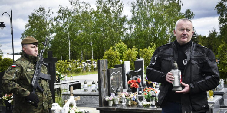 Rajd weteranów dotarł na cmentarze w Jędrzejowie i Cedzynie