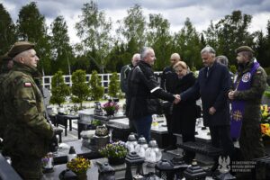 Rajd weteranów dotarł na cmentarze w Jędrzejowie i Cedzynie - Radio Kielce