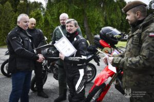 Rajd weteranów dotarł na cmentarze w Jędrzejowie i Cedzynie - Radio Kielce