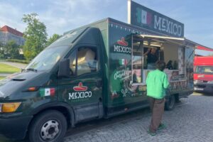 03.05.2025. Sandomierz. Festiwal food trucków / Fot. Grażyna Szlęzak - Radio Kielce