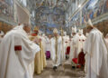 9.05.2025. Papież Leona XIV odprawiający mszę z kardynałami elektorami w Kaplicy Sykstyńskiej w Watykanie / Fot. PAP/EPA/VATICAN MEDIA