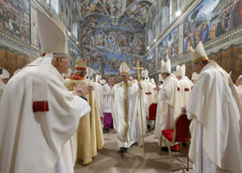 9.05.2025. Papież Leona XIV odprawiający mszę z kardynałami elektorami w Kaplicy Sykstyńskiej w Watykanie / Fot. PAP/EPA/VATICAN MEDIA