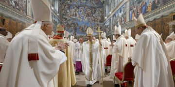 9.05.2025. Papież Leona XIV odprawiający mszę z kardynałami elektorami w Kaplicy Sykstyńskiej w Watykanie / Fot. PAP/EPA/VATICAN MEDIA