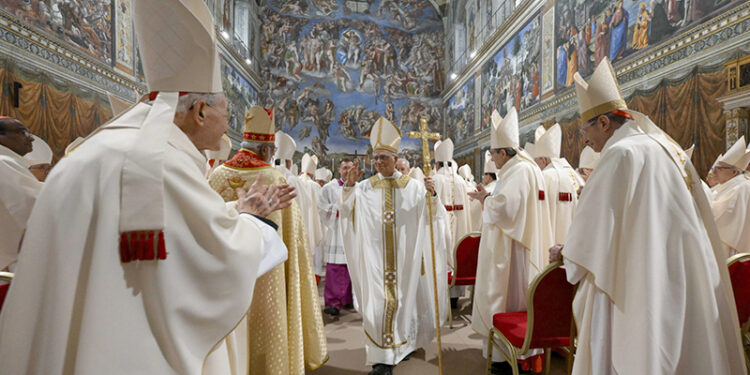 9.05.2025. Papież Leona XIV odprawiający mszę z kardynałami elektorami w Kaplicy Sykstyńskiej w Watykanie / Fot. PAP/EPA/VATICAN MEDIA