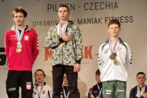 Pilzno. Mistrzostwa Europy w Trójboju Siłowym. Na zdjęciu: Radosław Rogala (z lewej), 2 m., w kat. 59 J18 / Fot. organizator