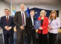 12.05.2025. Kielce. Urząd Marszałkowski Województwa Świętokrzyskiego. Podpisanie umów na dofinansowanie z Europejskiego Funduszu Rozwoju Regionalnego / Fot. Urząd Marszałkowski Województwa Świętokrzyskiego