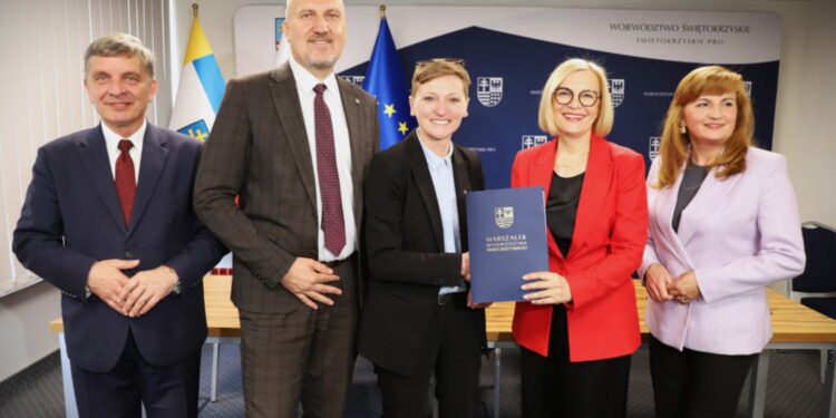 12.05.2025. Kielce. Urząd Marszałkowski Województwa Świętokrzyskiego. Podpisanie umów na dofinansowanie z Europejskiego Funduszu Rozwoju Regionalnego / Fot. Urząd Marszałkowski Województwa Świętokrzyskiego