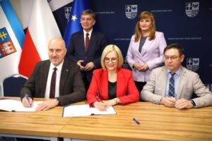 12.05.2025. Kielce. Urząd Marszałkowski Województwa Świętokrzyskiego. Podpisanie umów na dofinansowanie z Europejskiego Funduszu Rozwoju Regionalnego / Fot. Urząd Marszałkowski Województwa Świętokrzyskiego