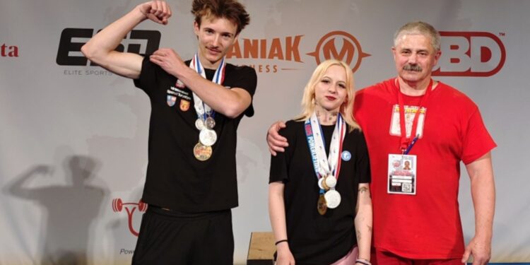 Pilzno. Mistrzostwa Europy w Trójboju Siłowym. Na zdjęciu: Radosław Rogala, Zuzanna Znojek, trener Arkadiusz Znojek / Fot. organizator