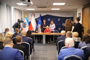 12.05.2025. Kielce. Urząd Marszałkowski Województwa Świętokrzyskiego. Podpisanie umów na dofinansowanie z Europejskiego Funduszu Rozwoju Regionalnego / Fot. Urząd Marszałkowski Województwa Świętokrzyskiego