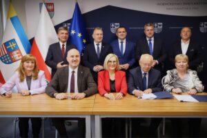12.05.2025. Kielce. Urząd Marszałkowski Województwa Świętokrzyskiego. Podpisanie umów na dofinansowanie z Europejskiego Funduszu Rozwoju Regionalnego / Fot. Urząd Marszałkowski Województwa Świętokrzyskiego