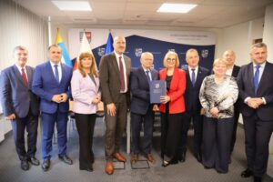 12.05.2025. Kielce. Urząd Marszałkowski Województwa Świętokrzyskiego. Podpisanie umów na dofinansowanie z Europejskiego Funduszu Rozwoju Regionalnego / Fot. Urząd Marszałkowski Województwa Świętokrzyskiego