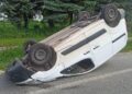 Dachowanie po zderzeniu. Kierowcy przebadani przez zespół medyczny