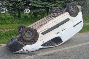 Dachowanie po zderzeniu. Kierowcy przebadani przez zespół medyczny
