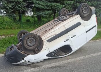 Dachowanie po zderzeniu. Kierowcy przebadani przez zespół medyczny