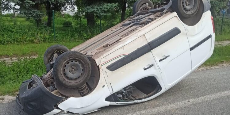 Dachowanie po zderzeniu. Kierowcy przebadani przez zespół medyczny