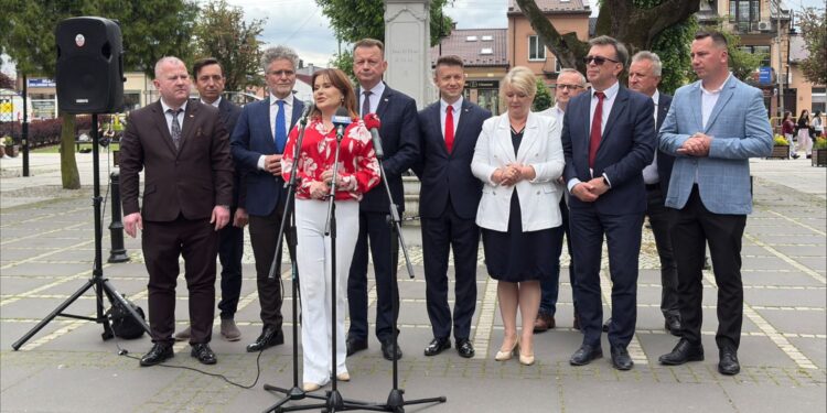 30.05.2025. Włoszczowa. Politycy PiS wspierają kampanię Karola Nawrockiego / Fot. Jowita Plech - Radio Kielce