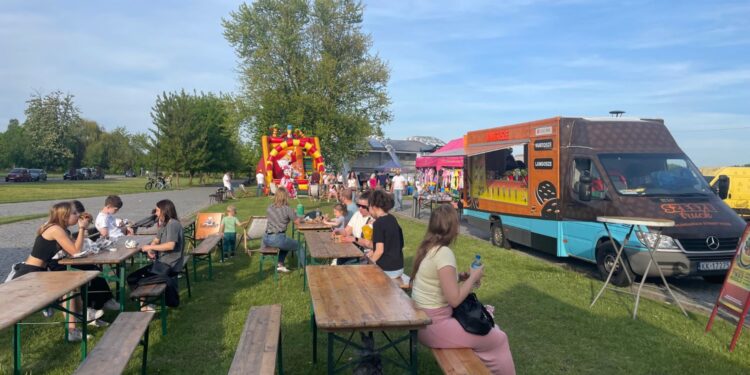 03.05.2025. Sandomierz. Festiwal food trucków / Fot. Grażyna Szlęzak - Radio Kielce