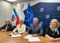 06.05.2025. Kielce. Urząd Marszałkowski Województwa Świętokrzyskiego. Marszałek Renata Janik oraz pełnomocnik Fundacji Buskie Uzdrowisko - Maksymilian Szydłowski podpisali umowę na dofinansowanie ze środków Państwowego Funduszu Rehabilitacji Osób Niepełnosprawnych kosztów utworzenia i działania nowego Zakładu Aktywności Zawodowej w Busku-Zdroju / Fot. Iwona Murawska- Bujnowicz – Radio Kielce