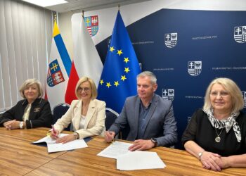 06.05.2025. Kielce. Urząd Marszałkowski Województwa Świętokrzyskiego. Marszałek Renata Janik oraz pełnomocnik Fundacji Buskie Uzdrowisko - Maksymilian Szydłowski podpisali umowę na dofinansowanie ze środków Państwowego Funduszu Rehabilitacji Osób Niepełnosprawnych kosztów utworzenia i działania nowego Zakładu Aktywności Zawodowej w Busku-Zdroju / Fot. Iwona Murawska- Bujnowicz – Radio Kielce