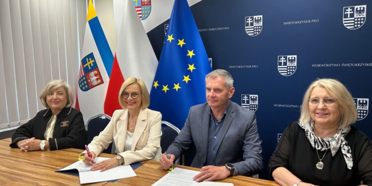 06.05.2025. Kielce. Urząd Marszałkowski Województwa Świętokrzyskiego. Marszałek Renata Janik oraz pełnomocnik Fundacji Buskie Uzdrowisko - Maksymilian Szydłowski podpisali umowę na dofinansowanie ze środków Państwowego Funduszu Rehabilitacji Osób Niepełnosprawnych kosztów utworzenia i działania nowego Zakładu Aktywności Zawodowej w Busku-Zdroju / Fot. Iwona Murawska- Bujnowicz – Radio Kielce