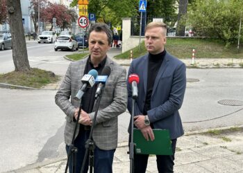 13.05.2025. Kielce. Konferencja prasowa. Radni z powiatu Jędrzejowskiego w sprawie dodatków specjalnych w starostwie / Fot. Marcin Marszałek - Radio Kielce