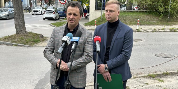 13.05.2025. Kielce. Konferencja prasowa. Radni z powiatu Jędrzejowskiego w sprawie dodatków specjalnych w starostwie / Fot. Marcin Marszałek - Radio Kielce