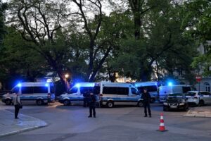 07.05.2025. Warszawa. Działania służb na terenie Kampusu Głównego UW w Warszawie / Fot. PAP/Radek Pietruszka