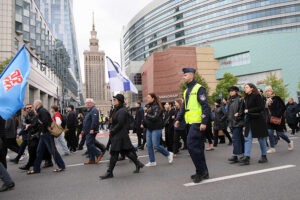 10.05.2025. Warszawa. Marsz medyków przeciw przemocy / Fot. PAP/Rafał Guz
