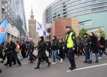 10.05.2025. Warszawa. Marsz medyków przeciw przemocy / Fot. PAP/Rafał Guz