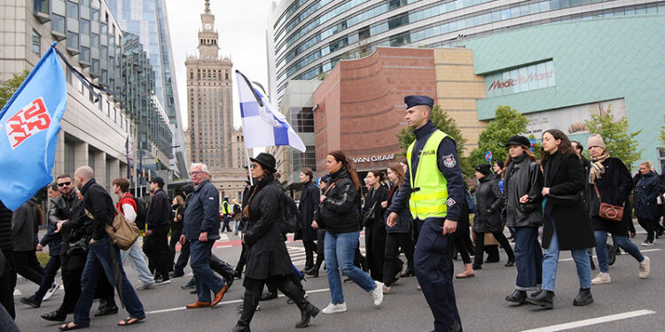 10.05.2025. Warszawa. Marsz medyków przeciw przemocy / Fot. PAP/Rafał Guz