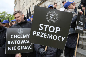 10.05.2025. Warszawa. Marsz medyków przeciw przemocy / Fot. PAP/Rafał Guz