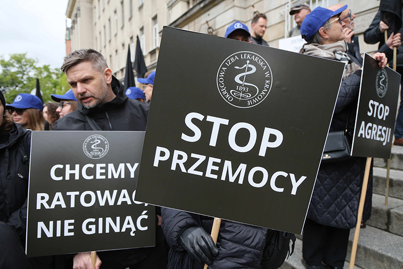 Przez Warszawę przeszedł marsz medyków przeciw przemocy - Radio Kielce 10.05.2025. Warszawa. Marsz medyków przeciw przemocy / Fot. PAP/Rafał Guz