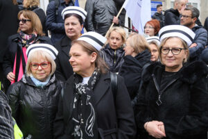 10.05.2025. Warszawa. Marsz medyków przeciw przemocy / Fot. PAP/Rafał Guz