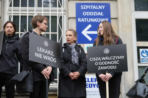 10.05.2025. Warszawa. Marsz medyków przeciw przemocy / Fot. PAP/Rafał Guz