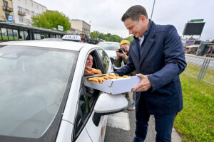 19.05.2025. Kielce. Wybory prezydenta RP - I tura. Kandydat KO w wyborach prezydenta RP, prezydent Warszawy Rafał Trzaskowski rozdaje drożdżówki i jabłka na ulicach Kielc / Fot. PAP/Piotr Polak