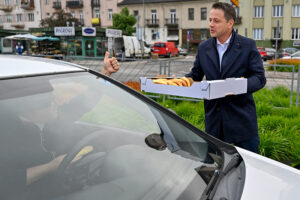 19.05.2025. Kielce. Wybory prezydenta RP - I tura. Kandydat KO w wyborach prezydenta RP, prezydent Warszawy Rafał Trzaskowski rozdaje drożdżówki i jabłka na ulicach Kielc / Fot. PAP/Piotr Polak