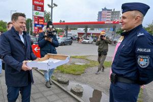 19.05.2025. Kielce. Wybory prezydenta RP - I tura. Kandydat KO w wyborach prezydenta RP, prezydent Warszawy Rafał Trzaskowski rozdaje drożdżówki i jabłka na ulicach Kielc / Fot. PAP/Piotr Polak