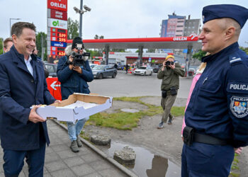 19.05.2025. Kielce. Wybory prezydenta RP - I tura. Kandydat KO w wyborach prezydenta RP, prezydent Warszawy Rafał Trzaskowski rozdaje drożdżówki i jabłka na ulicach Kielc / Fot. PAP/Piotr Polak