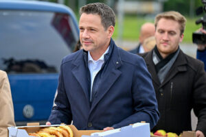 19.05.2025. Kielce. Wybory prezydenta RP - I tura. Kandydat KO w wyborach prezydenta RP, prezydent Warszawy Rafał Trzaskowski rozdaje drożdżówki i jabłka na ulicach Kielc / Fot. PAP/Piotr Polak