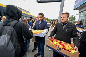 19.05.2025. Kielce. Wybory prezydenta RP - I tura. Kandydat KO w wyborach prezydenta RP, prezydent Warszawy Rafał Trzaskowski rozdaje drożdżówki i jabłka na ulicach Kielc / Fot. PAP/Piotr Polak