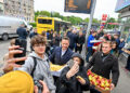 19.05.2025. Kielce. Wybory prezydenta RP - I tura. Kandydat KO w wyborach prezydenta RP, prezydent Warszawy Rafał Trzaskowski rozdaje drożdżówki i jabłka na ulicach Kielc / Fot. PAP/Piotr Polak