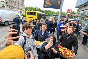 19.05.2025. Kielce. Wybory prezydenta RP - I tura. Kandydat KO w wyborach prezydenta RP, prezydent Warszawy Rafał Trzaskowski rozdaje drożdżówki i jabłka na ulicach Kielc / Fot. PAP/Piotr Polak