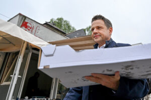 19.05.2025. Kielce. Wybory prezydenta RP - I tura. Kandydat KO w wyborach prezydenta RP, prezydent Warszawy Rafał Trzaskowski rozdaje drożdżówki i jabłka na ulicach Kielc / Fot. PAP/Piotr Polak
